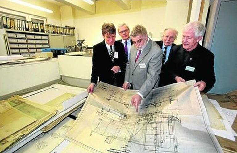 Stolz auf das Archiv: Peter Wiegelmann (von links), Wirtschaftsförderer Thilo von Trott zu Solz, Archivleiter Peter Zander, Achim Wickmann und Helmut Weich setzen sich für das Henschel-Museum ein. Foto: Koch