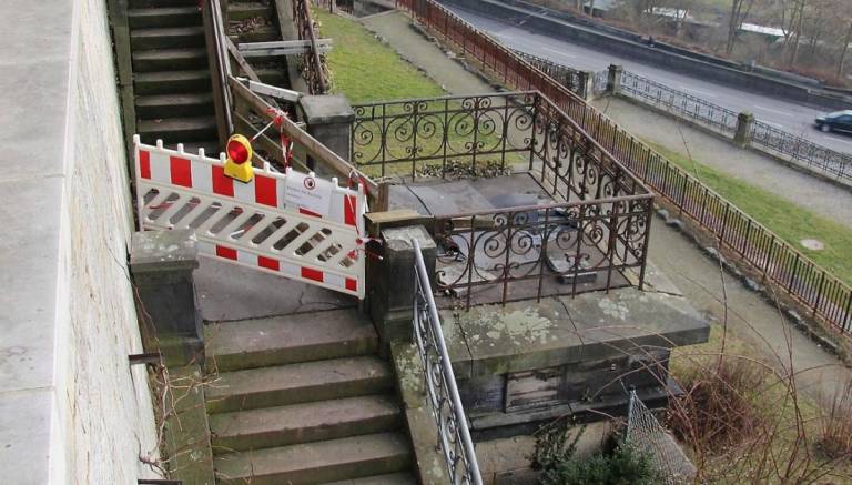 Geländer werden erneuert: Der Abgang zu den Weinbergterrassen.