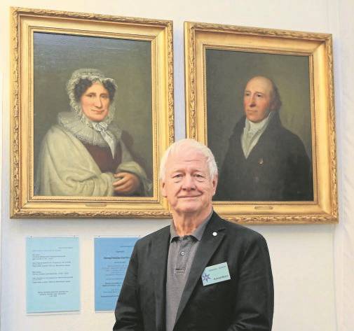 Freude über die Neuzugänge: Helmut Weich, der Leiter des Henschelmuseums, mit den Porträts von Friedericke und Georg Christian Carl Henschel. FOTOS: DIETER SCHACHTSCHNEIDER