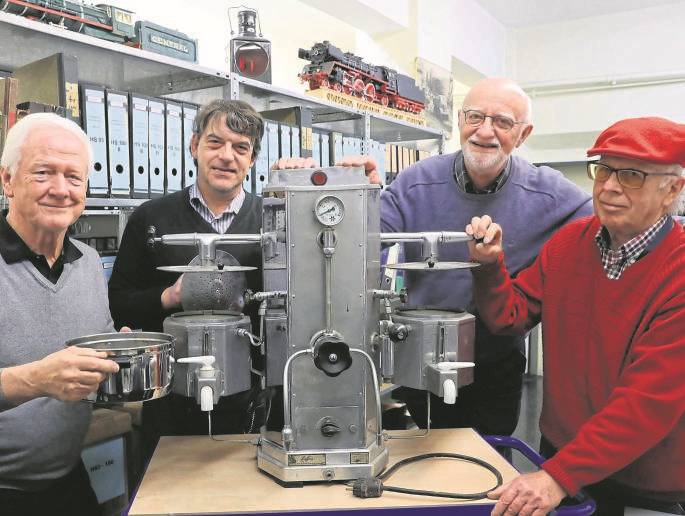 Stolz auf ein seltenes Zeugnis der Firmengeschichte: Der Caffix-Kaffeeautomat von Henschel wurde wahrscheinlich 1954 gebaut. Helmut Weich (von links) Gerd Müller, Claus Schlemper und Heinz-Dieter May vom Henschel-Museum werden ihn aufpolieren. FOTOS: ANDREAS FISCHER