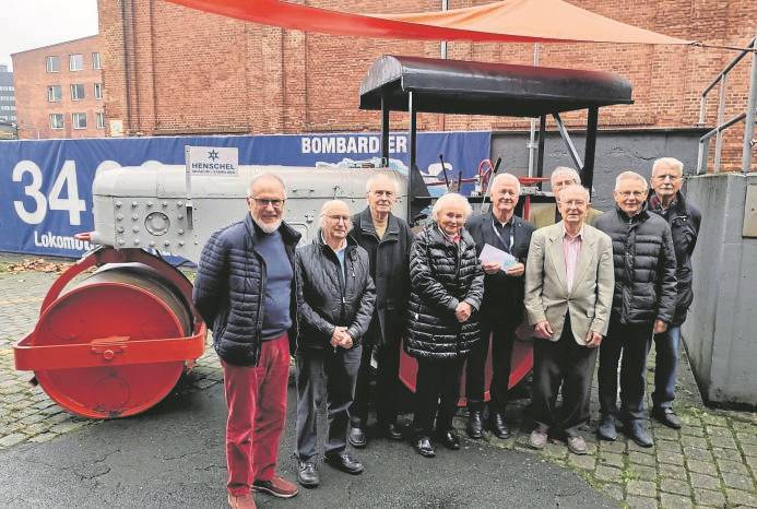 Vor dem Henschelmuseum: Wolfgang Pigorsch (von links), Jürgen Wöhlert, Klaus Breul, Martha Enderlein, Helmut Weich, Johann Brix, Martin Lipsius, Lutz Schwendt und Hans-Georg Schallehn. FOTOS: THOMAS SIEMON