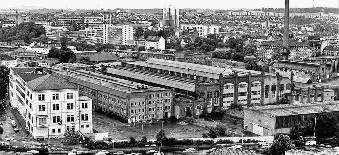 Aufnahme von 1978: Damals standen die Henschel-Hallen am Holländischen Platz noch. Vorne links das erhaltene Gebäude K10, hinten rechts der 64 Meter hohe Schornstein, der heute noch als Landmarke wirkt. ARCHIVFOTO: HARALD SERINGHAUS