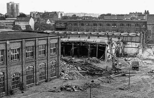 Abrissbagger: Im August 1980 wurde trotz Protesten die ehemalige Henschel-Halle K8 abgerissen, zuvor war bereits der benachbarte Halle K9 gewichen. ARCHIVFOTO: BARON