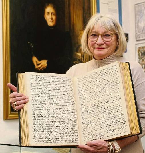 Lebenserinnerungen der Sophie Henschel: Christa Forcht vom Verein Henschelmuseum hat die Lebenserinnerungen, die Sophie Henschel an ihre Kinder adressiert, transkribiert. Dem Buch vorgelagert sind Fotografien der Familien. FOTO: CLAUDIA FESER