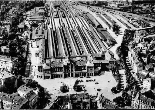 Vor 96 Jahren: So sah der Kasseler Hauptbahnhof mit seinem zwölf Bahnsteigen im Jahr 1928 aus, aufgenommen aus einem Junkers-Flugzeug. FOTO: STADTMUSEUM